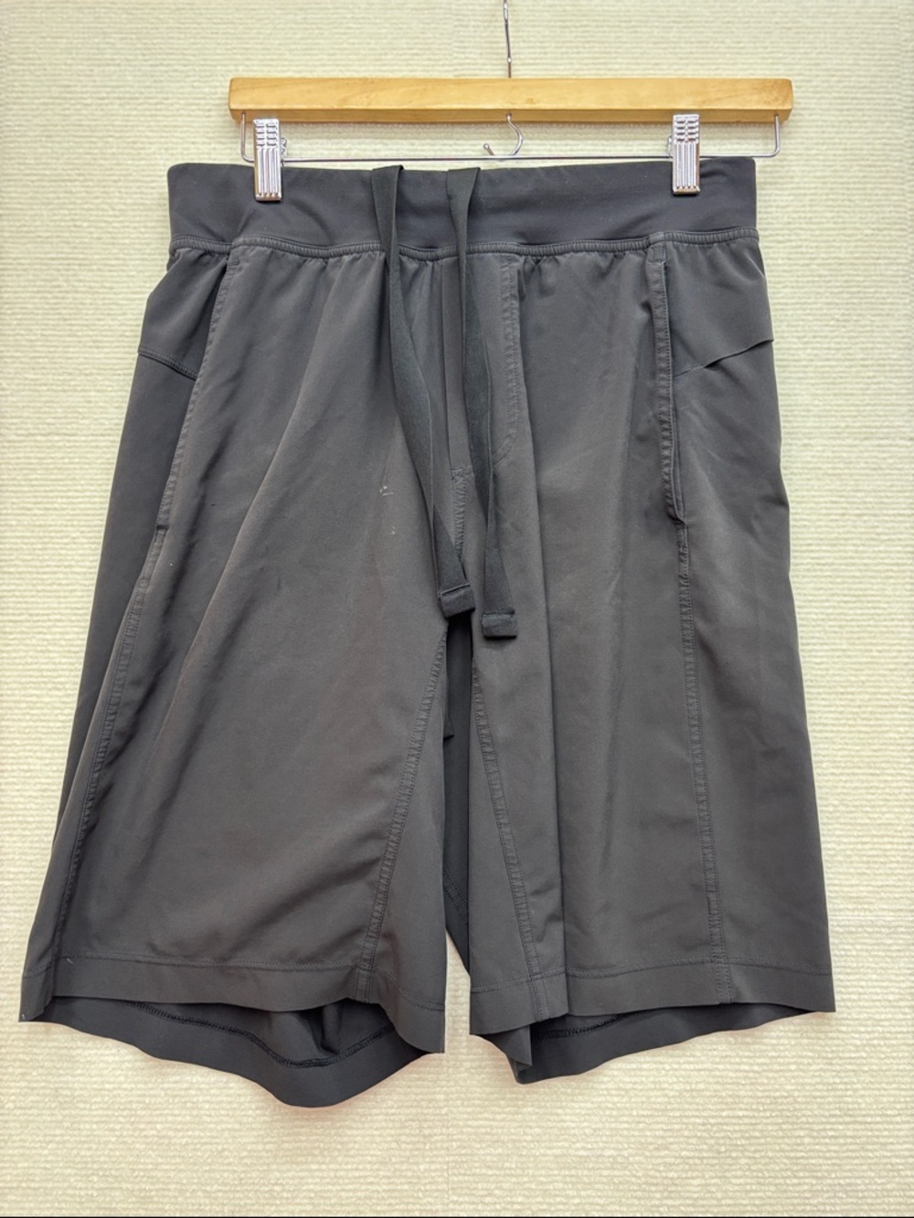 LULULEMON | Men's Black Athletic Drawstring Shorts medium